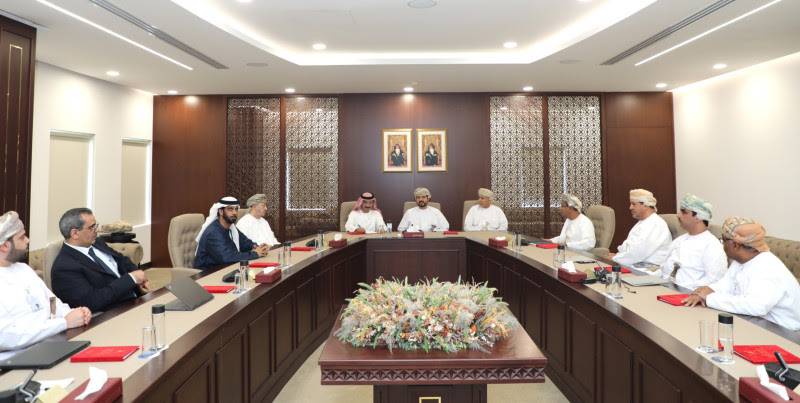 ناصر النيادي وعدد من المسؤولين خلال المباحثات مع الجانب العُماني