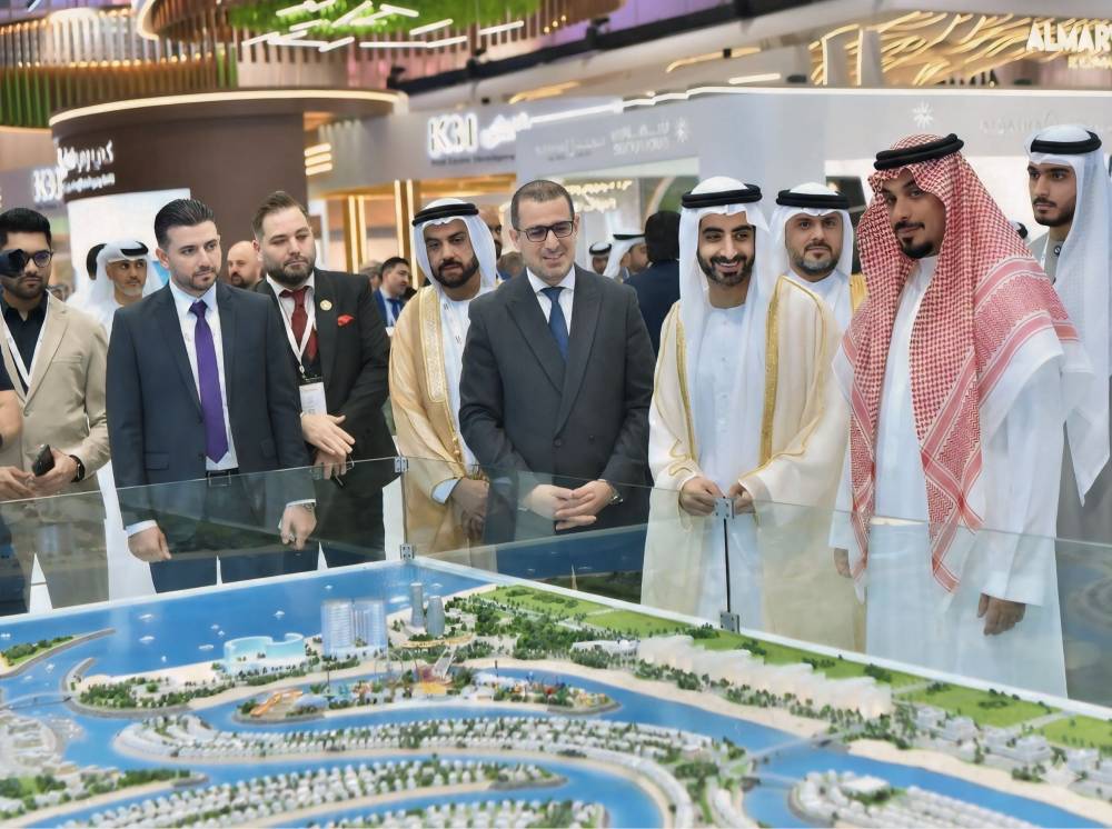  سالم بن عبدالرحمن بن سالم القاسمي يتفقد جناح الشركة