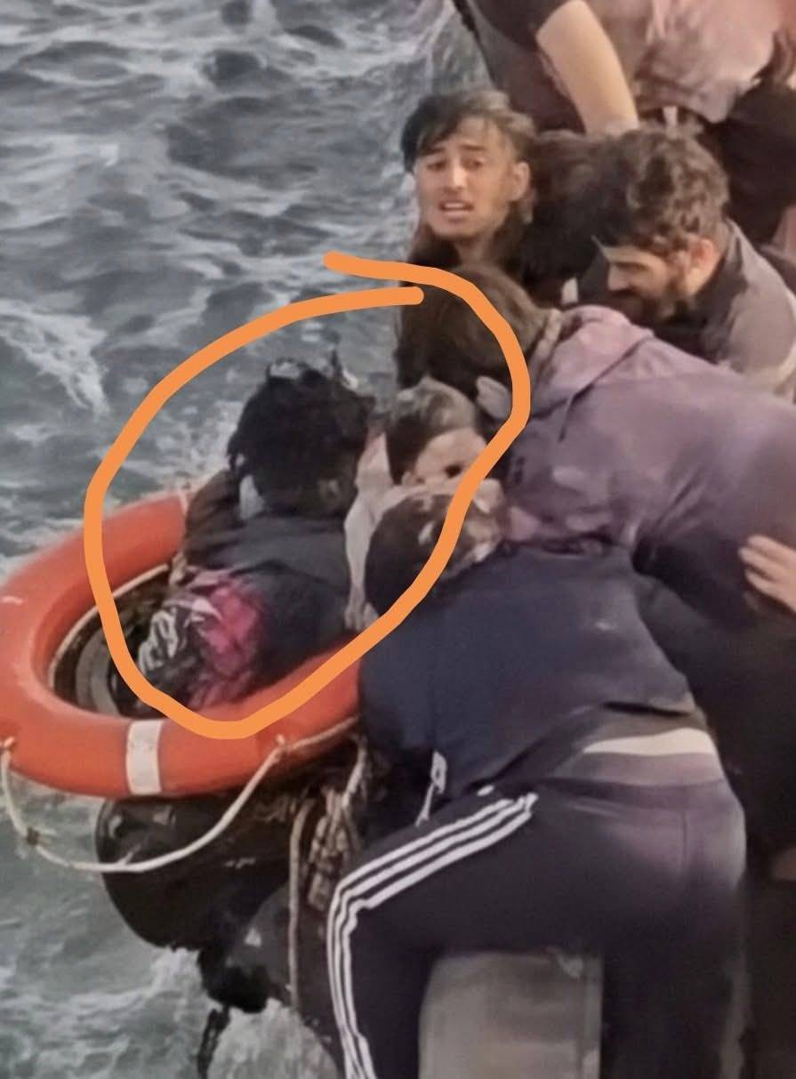 عملية إنقاذ مثيرة لمهاجر غير شرعي في مياه المتوسط (فيديو)