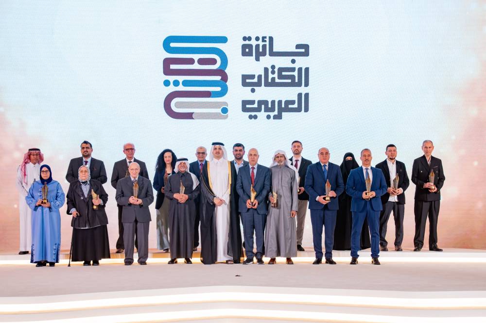 الفائزون بالجائزة خلال حفل تكريمهم 