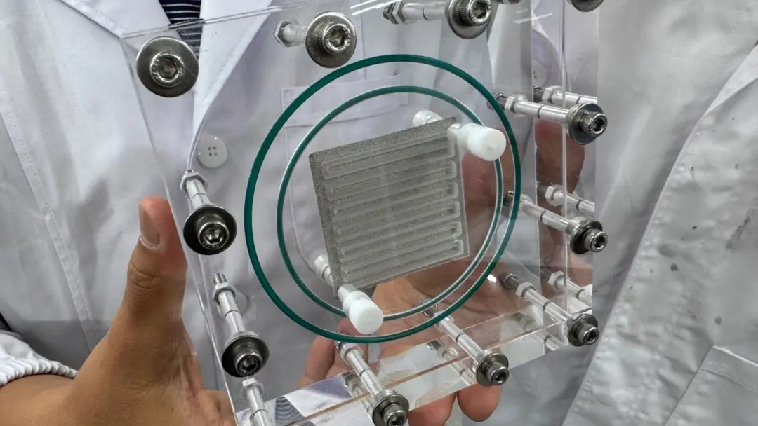 جهاز تحويل الكربون الأولي الذي طوره الفريق بقدرة 3 كيلووات