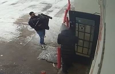 الرجل وهو يحمل المرأة المتجمدة 