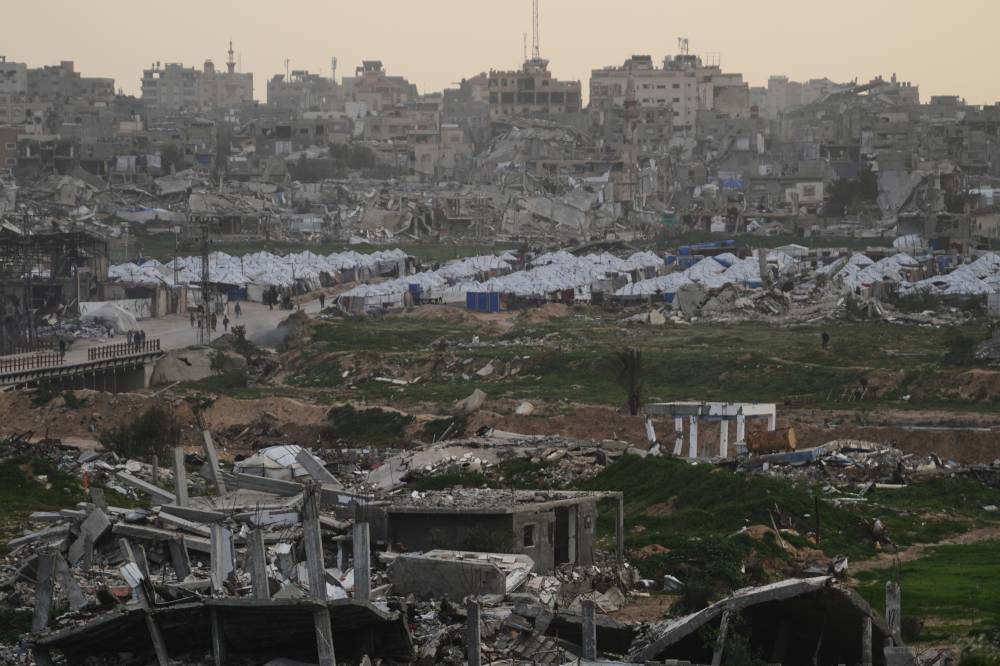 خيام  للنازحين وسط الأنقاض التي خلفها القصف الإسرائيلي في النصيرات (ا ب)  