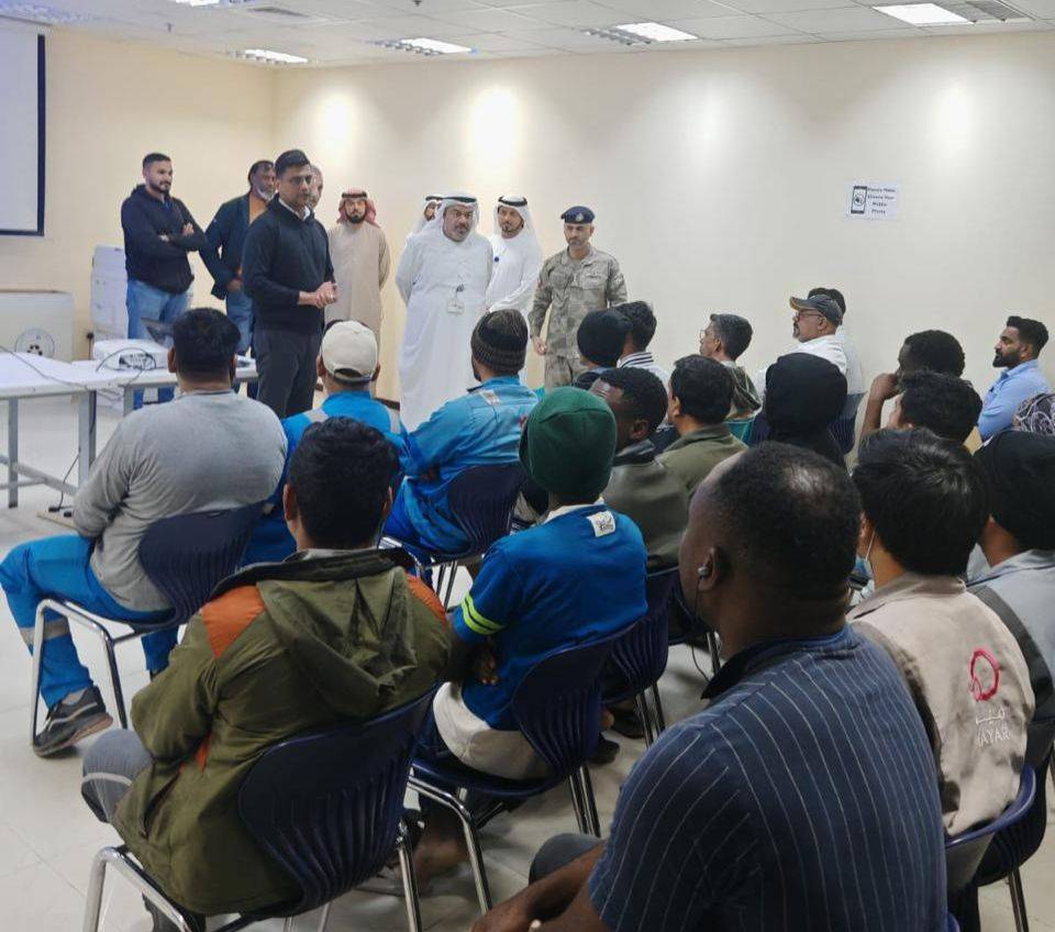 شرطة أبوظبي تنفذ مبادرة توعوية في قرية السعديات العمالية