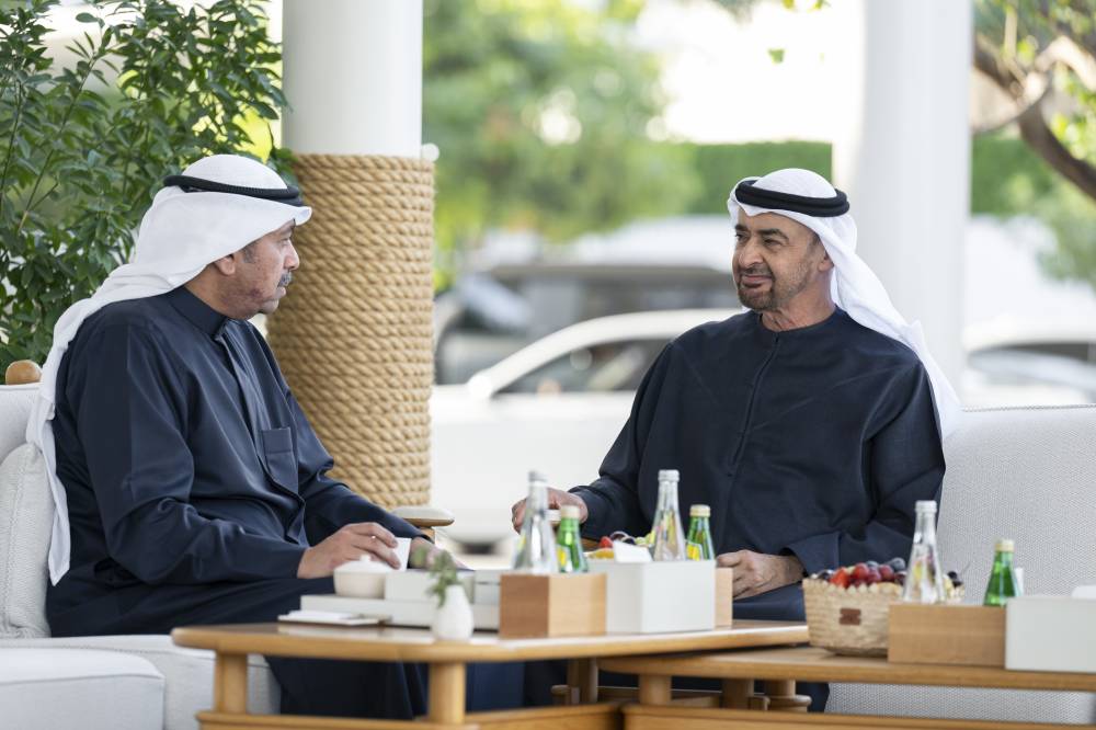 محمد بن زايد لدى استقباله وزير الدفاع الكويتي 