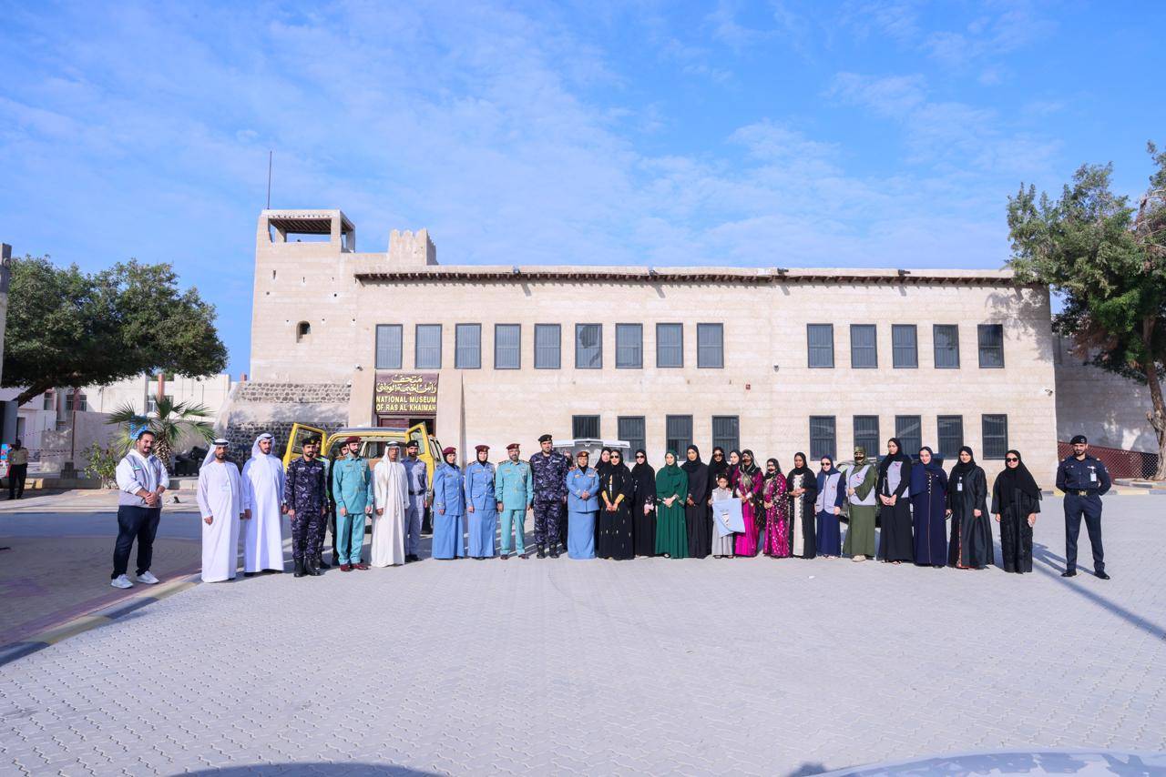 موكب سيارات يوزع حلوى «النصف من شعبان» في رأس الخيمة