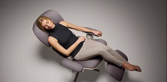 فتاة مستلقية على الكرسي