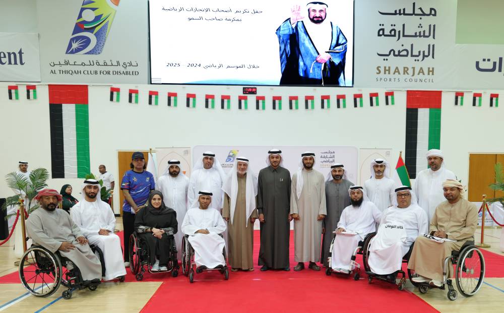 أحمد الفردان وخالد المدفع والمسؤولون يتوسطون المكرمين