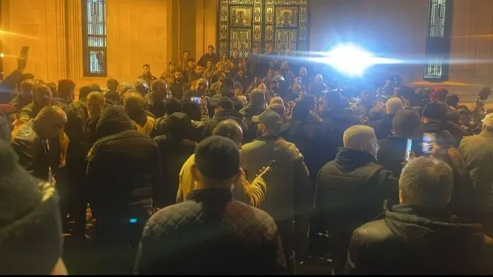 متظاهرون يتظاهرون امام مجلس النواب اللبناني(الخليج)