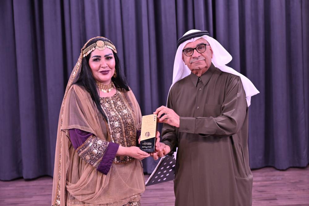 عبد الحميد أحمد يقدم درع العويس التذكارية لعازفة التشيللو مريم المنجية