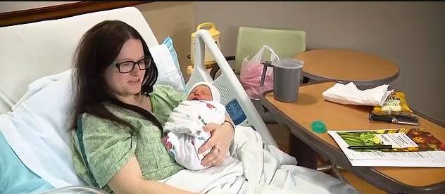 أميثيست بلومبرج ومولودها بعد نقلهما إلى المستشفى