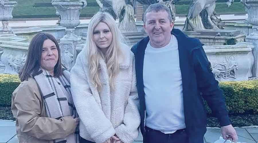 إيسلا تتوسط والديها