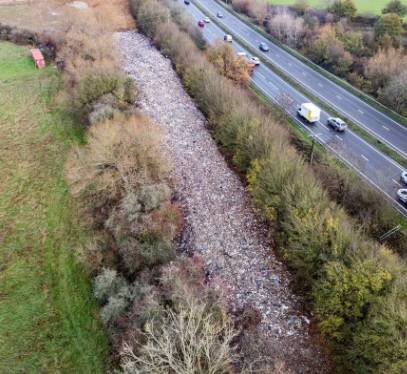 توقيف رجلين شيدا جبل قمامة يحوي 21 طناً في بريطانيا