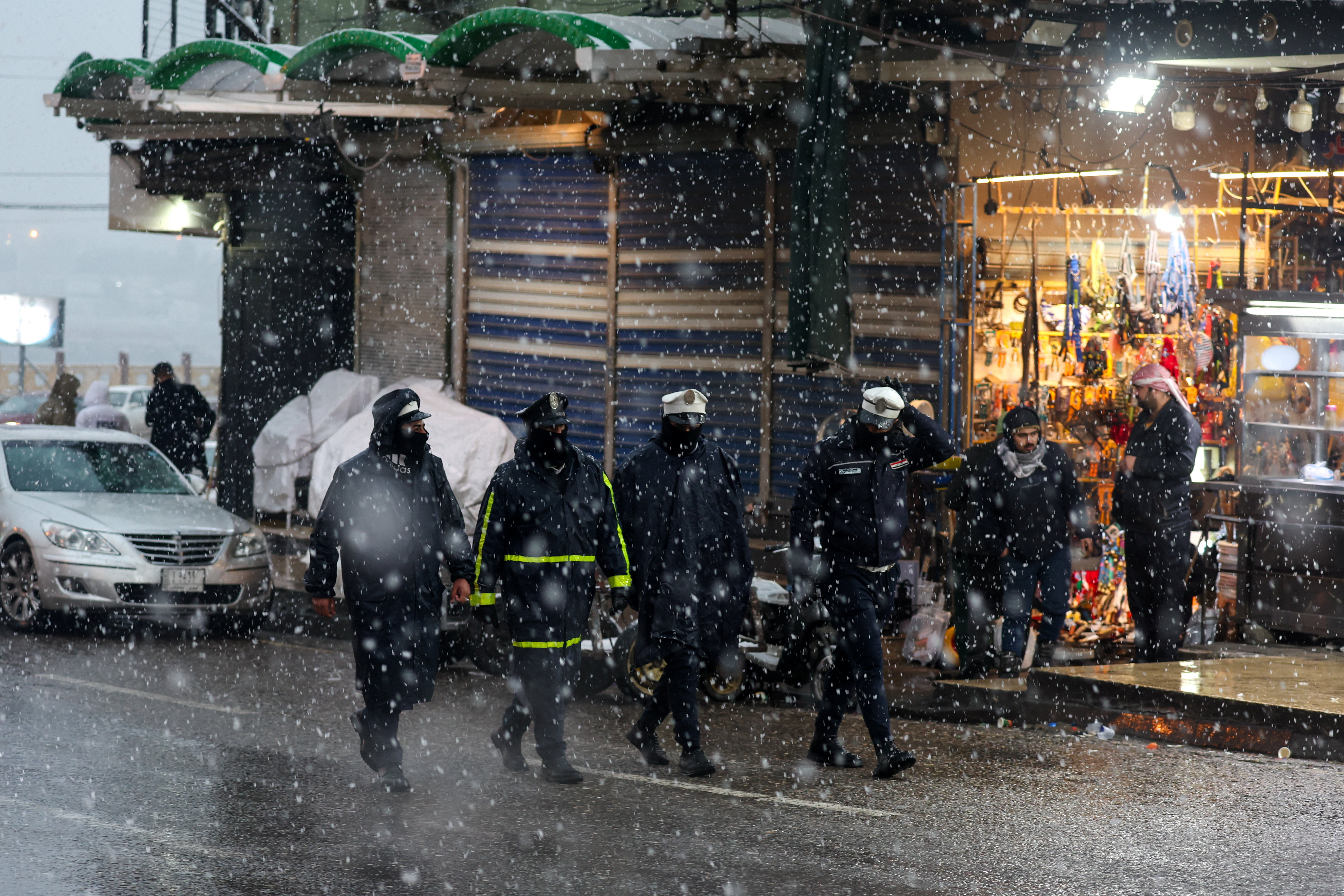 الثلوج تحول شوارع الموصل إلى لوحة بيضاء