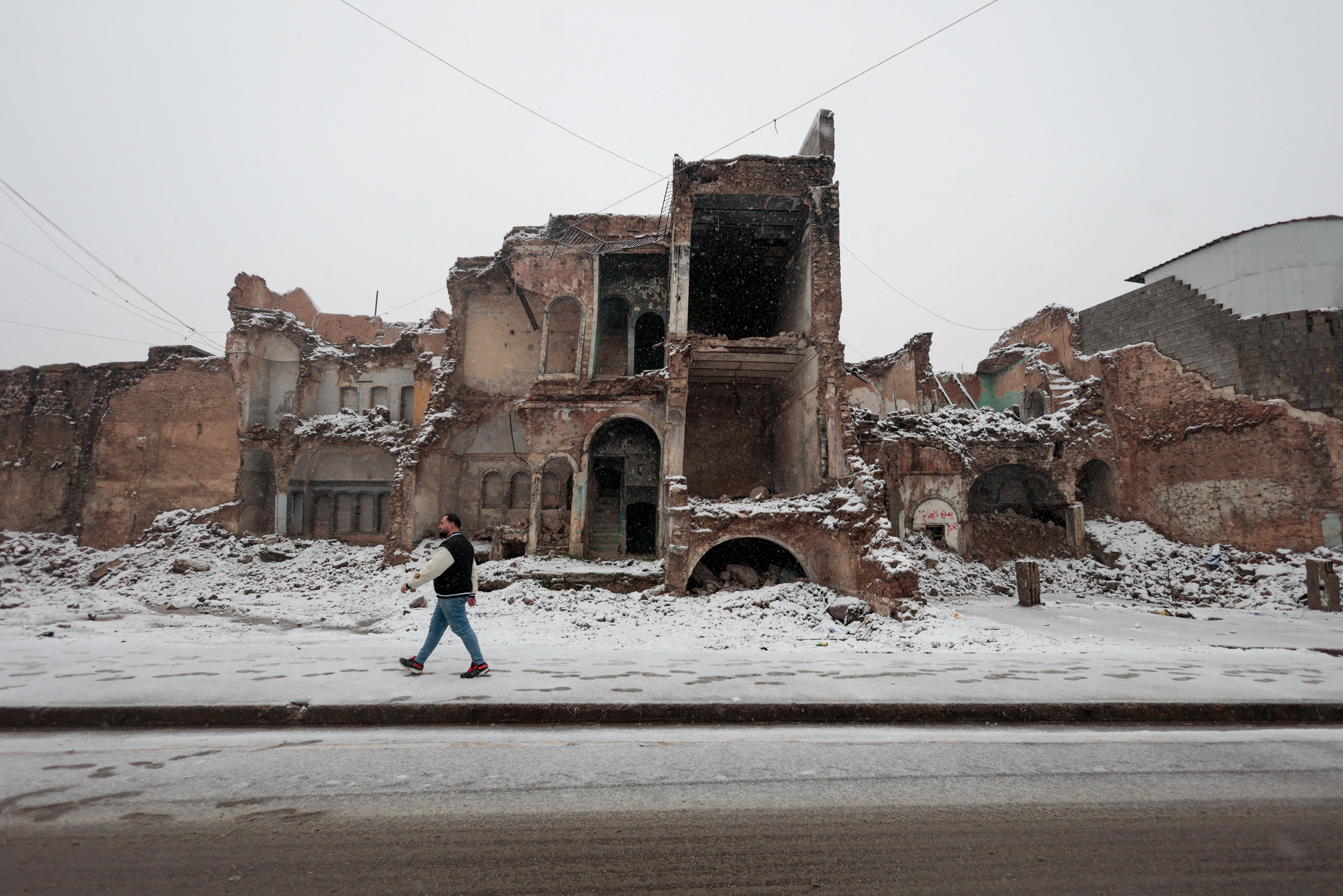 الثلوج تحول شوارع الموصل إلى لوحة بيضاء