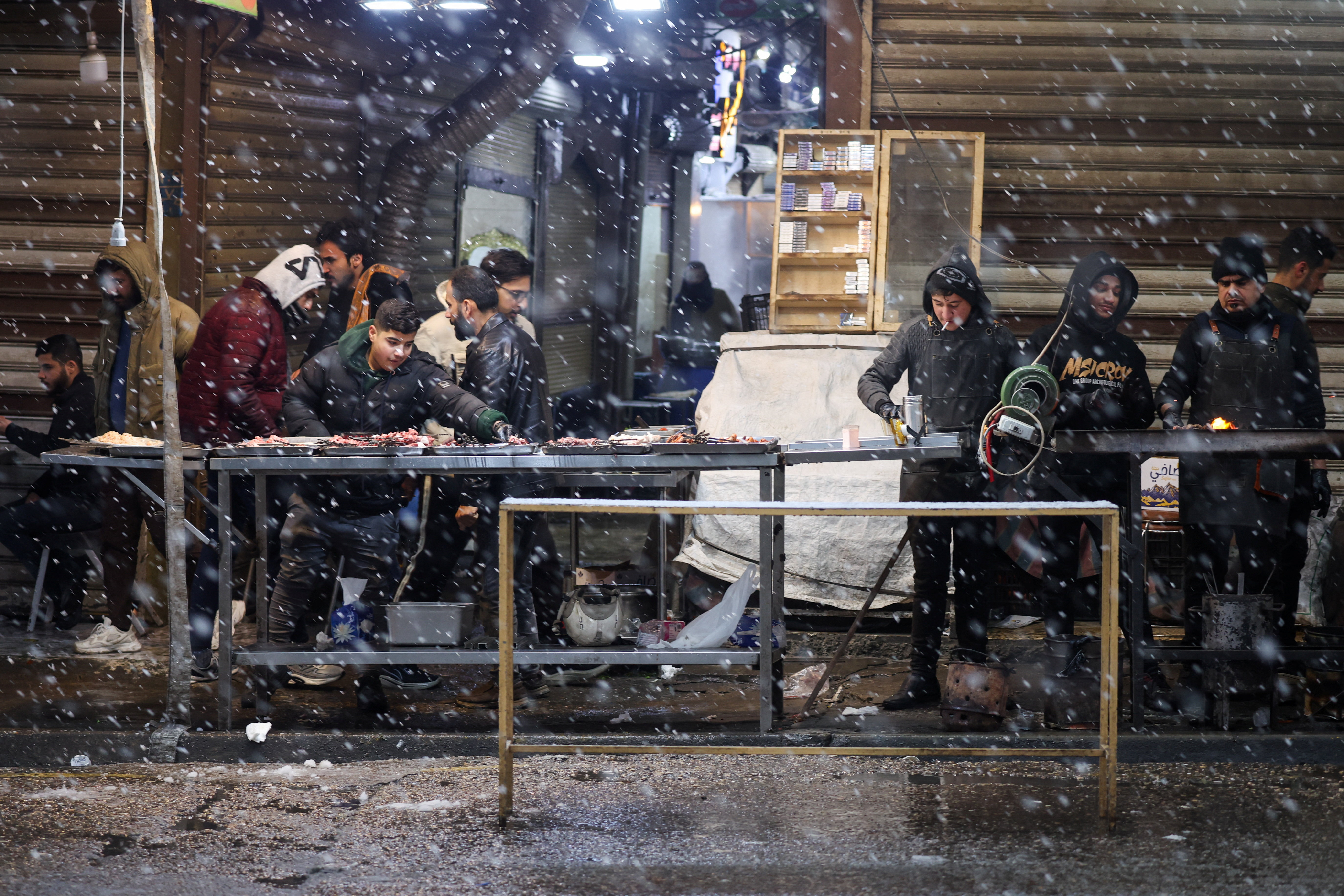 الثلوج تحول شوارع الموصل إلى لوحة بيضاء