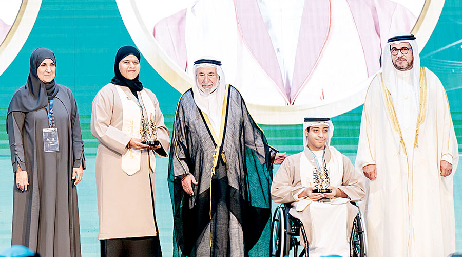  سلطان يكرّم إحدى الجهات الفائزة بحضور محدثة الهاشمي وعلي الحوسني 