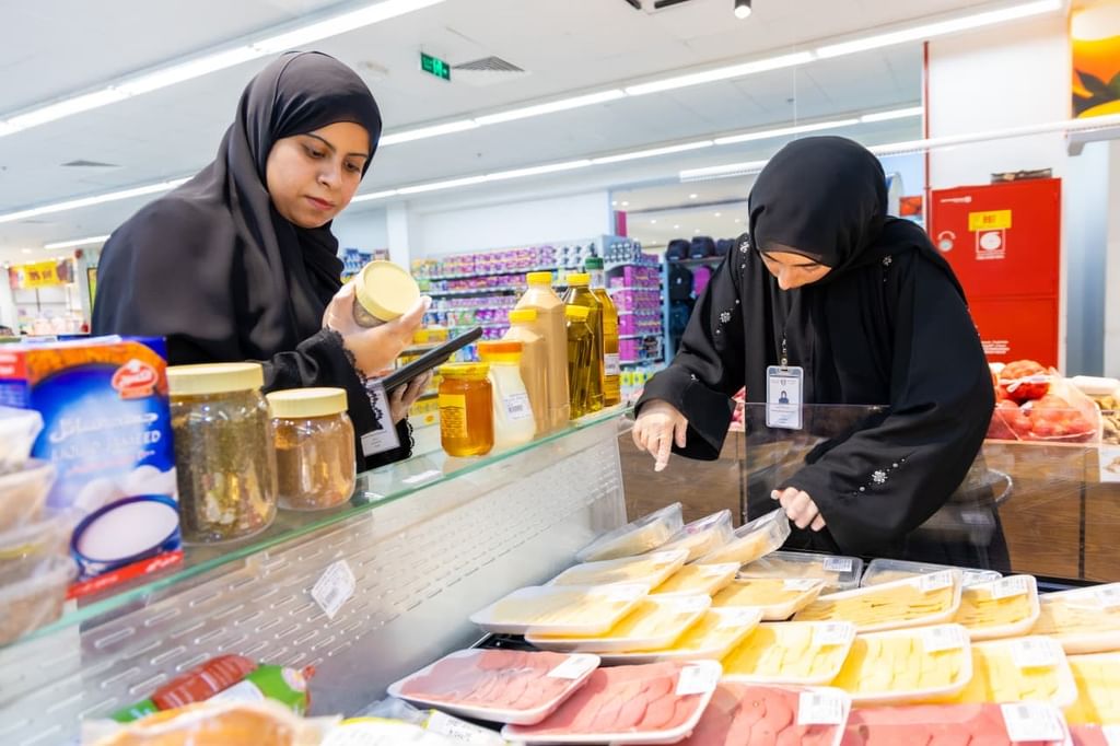 بلدية دبا تُكثّف حملاتها الرقابية لضمان الصحة وحماية المستهلك