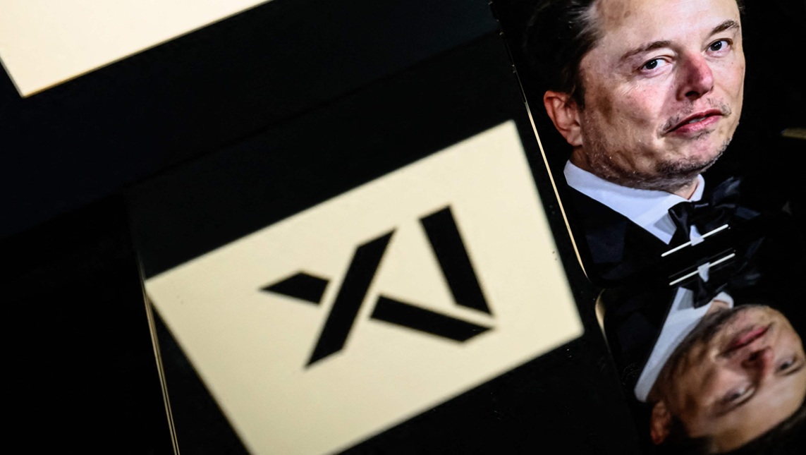 شعار إكس إيه آي في صورة مركبة مع إيلون ماسك