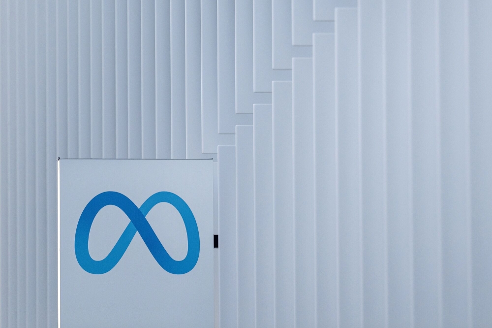 شعار ميتا أمام متجر الشركة في كاليفورنيا