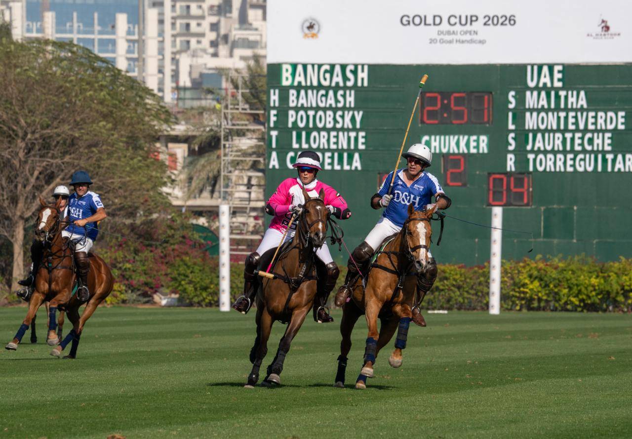 ميثاء بنت محمد تقود إحدى الهجمات خلال المباراة