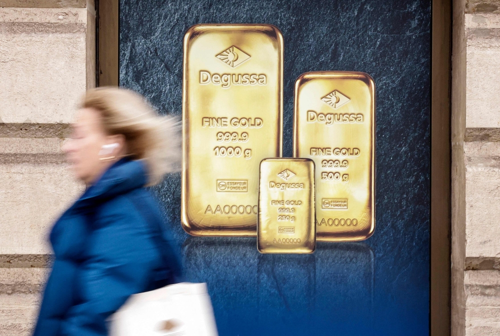 امرأة تمر أمام متجر للذهب في مدريد