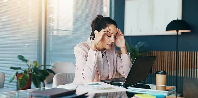 موظفة تعاني الإرهاق