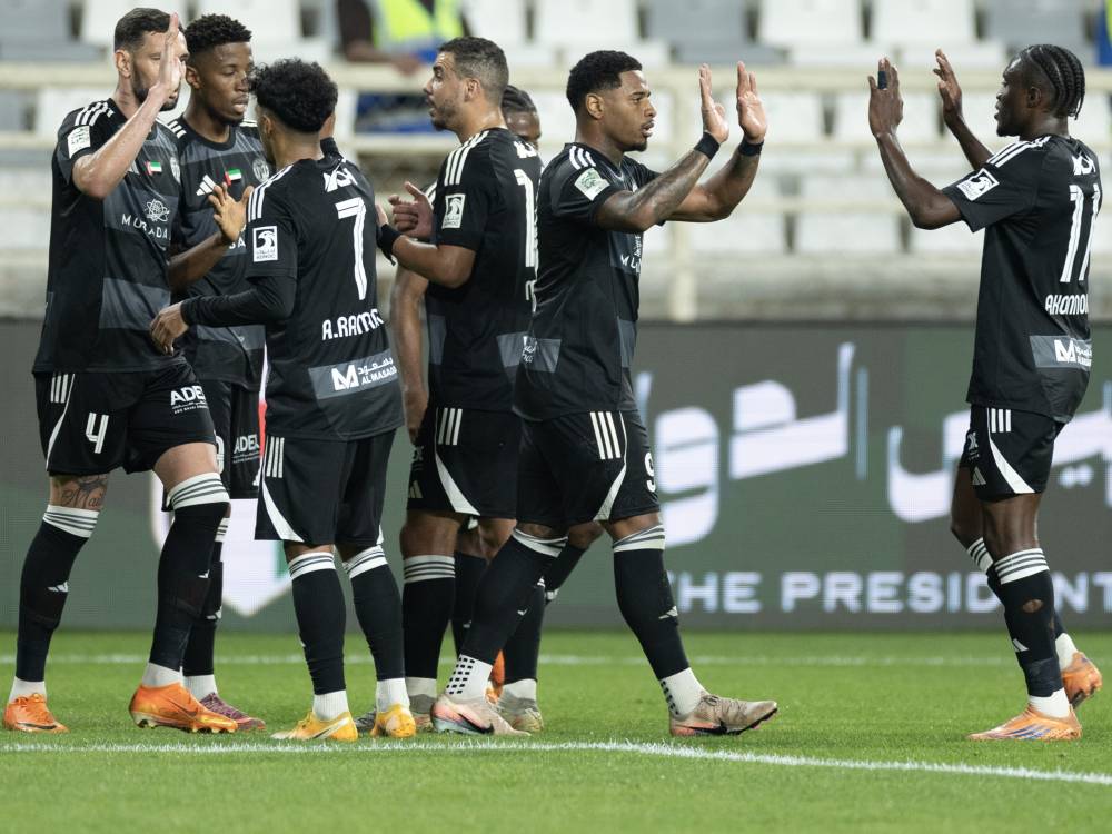 احتفالية لاعبي الجزيرة بعد التسجيل