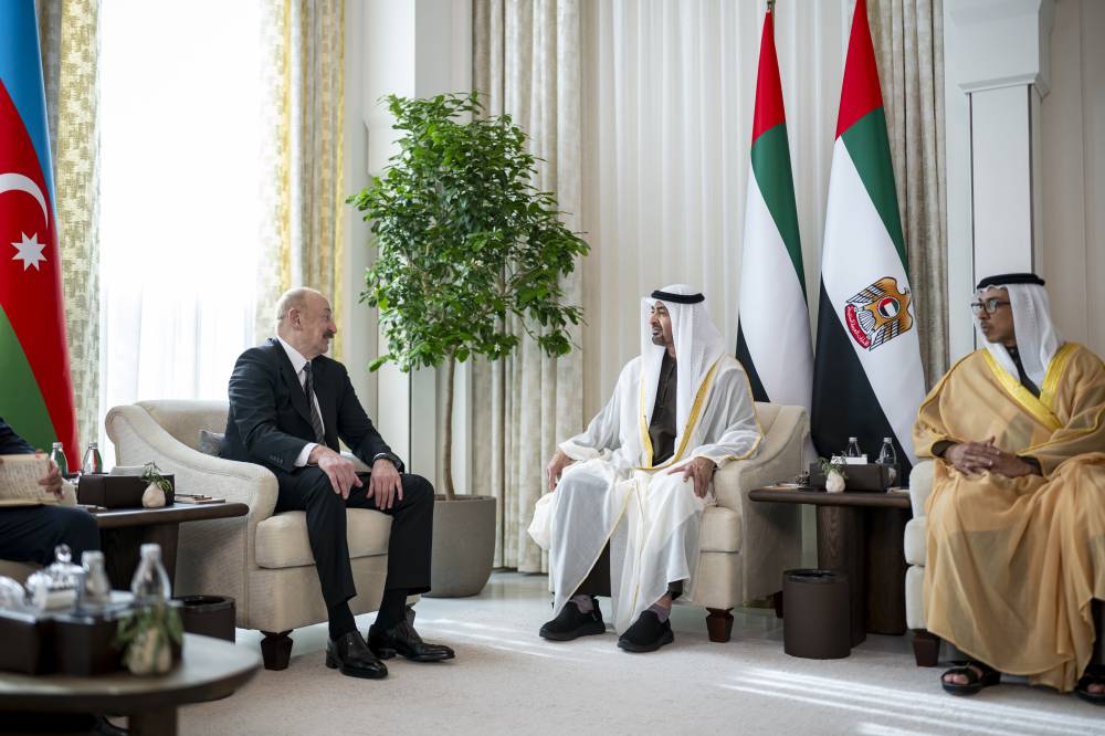  محمد بن زايد لدى استقباله إلهام علييف بحضور منصور بن زايد 