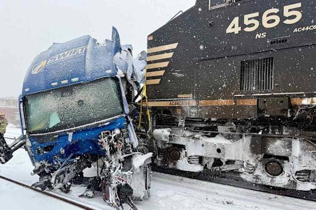 فيديو صادم.. سائق شاحنة أمريكي ينجو بأعجوبة من اصطدام قطار أثناء عاصفة ثلجية
