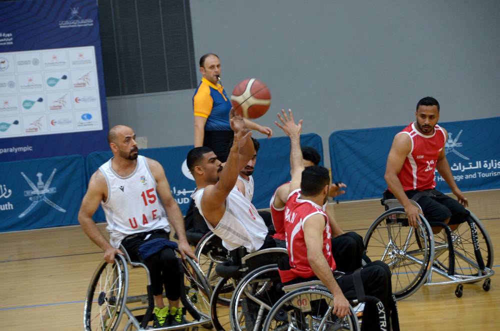 من مباراة الإمارات وعمان