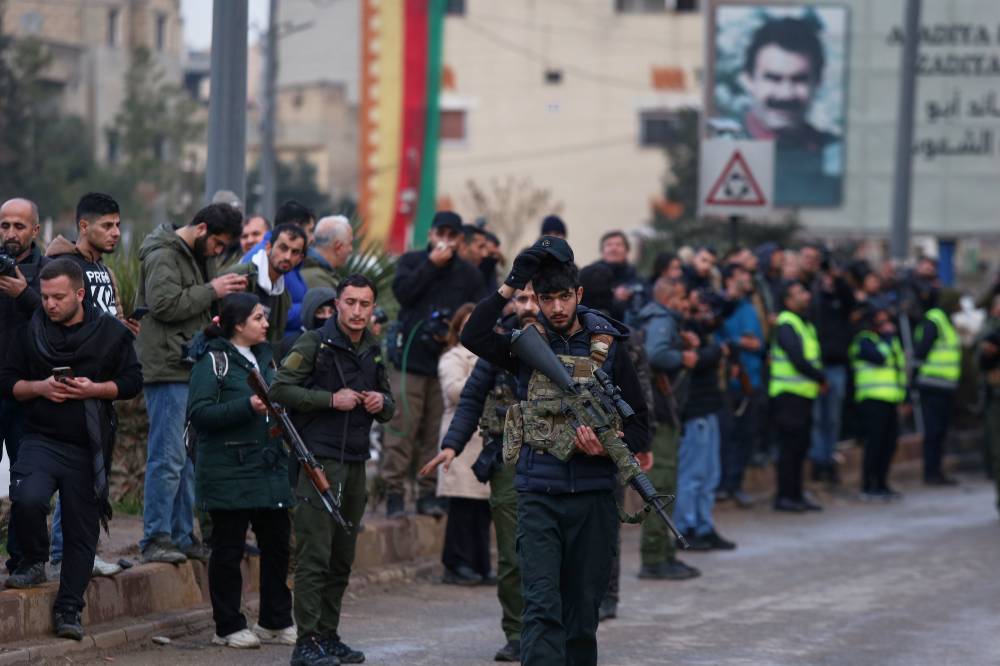 مقاتلو قسد يؤمّنون شوارع القامشلي لوصول قوات الأمن السورية (أ ب)