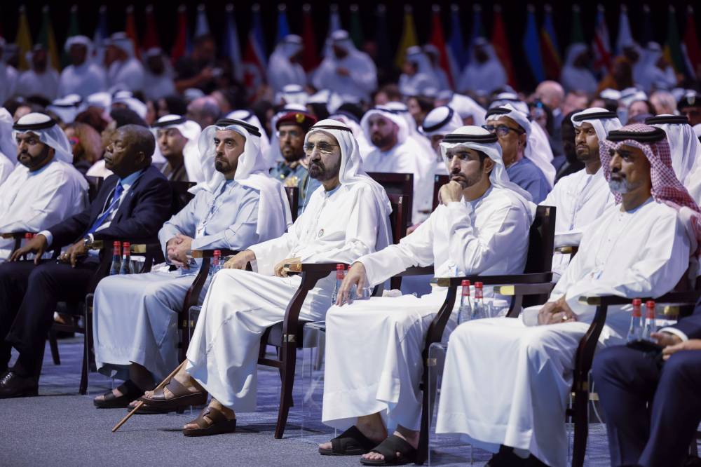محمد بن راشد وحمدان بن محمد وعمار بن حميد وسيف بن زايد وكبار الحضور خلال القمة 