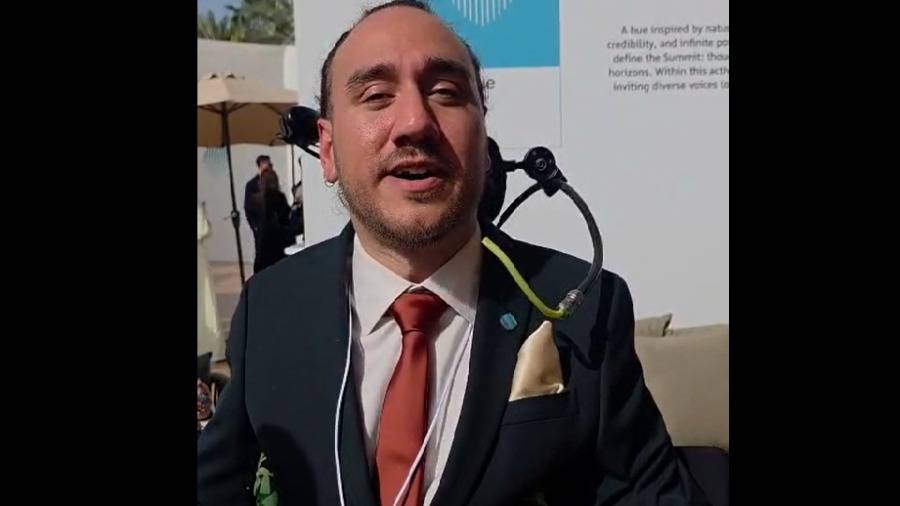 نولاند أربو أول شخص خضع لزراعة شريحة «نيورولينك» في الدماغ