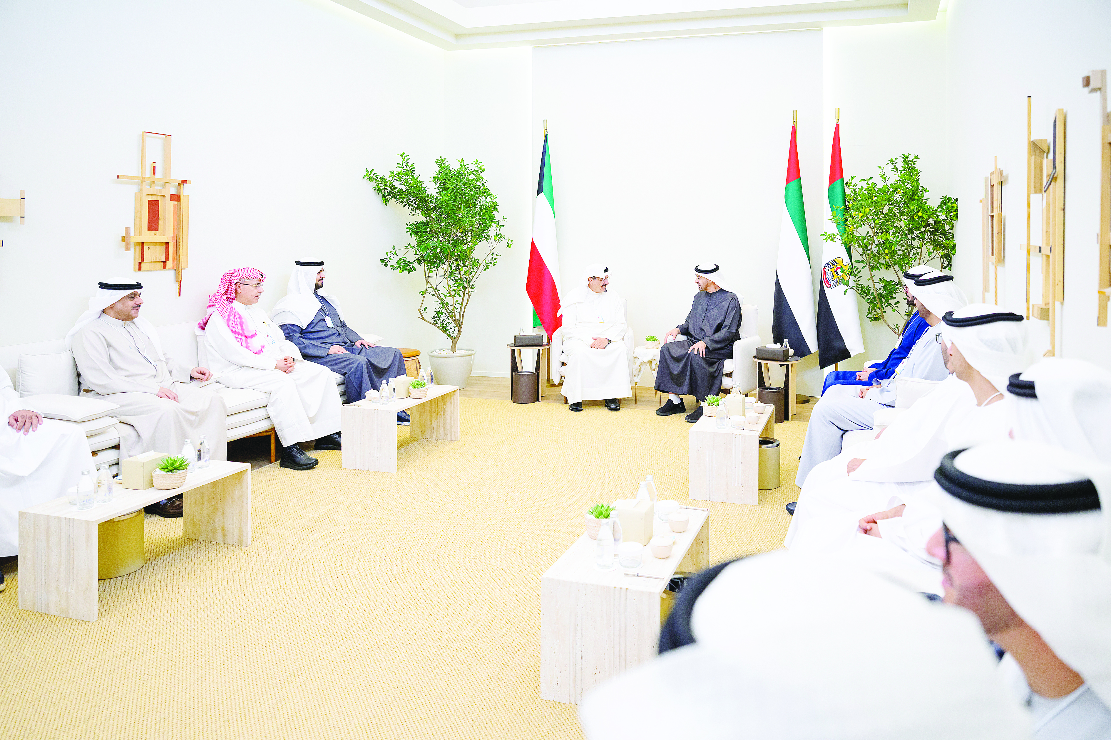 محمد بن زايد يبحث العلاقات الأخوية مع رئيس وزراء الكويت