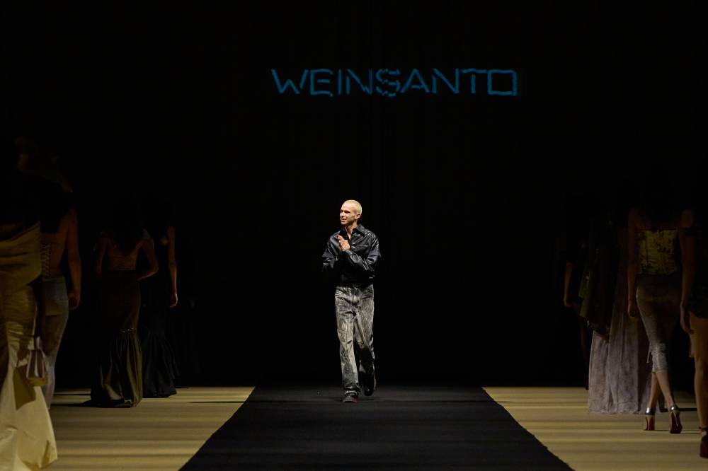 تصاميم مستوحاة من العصر الفيكتوري وأزياء مسرحية في أسبوع دبي للموضة