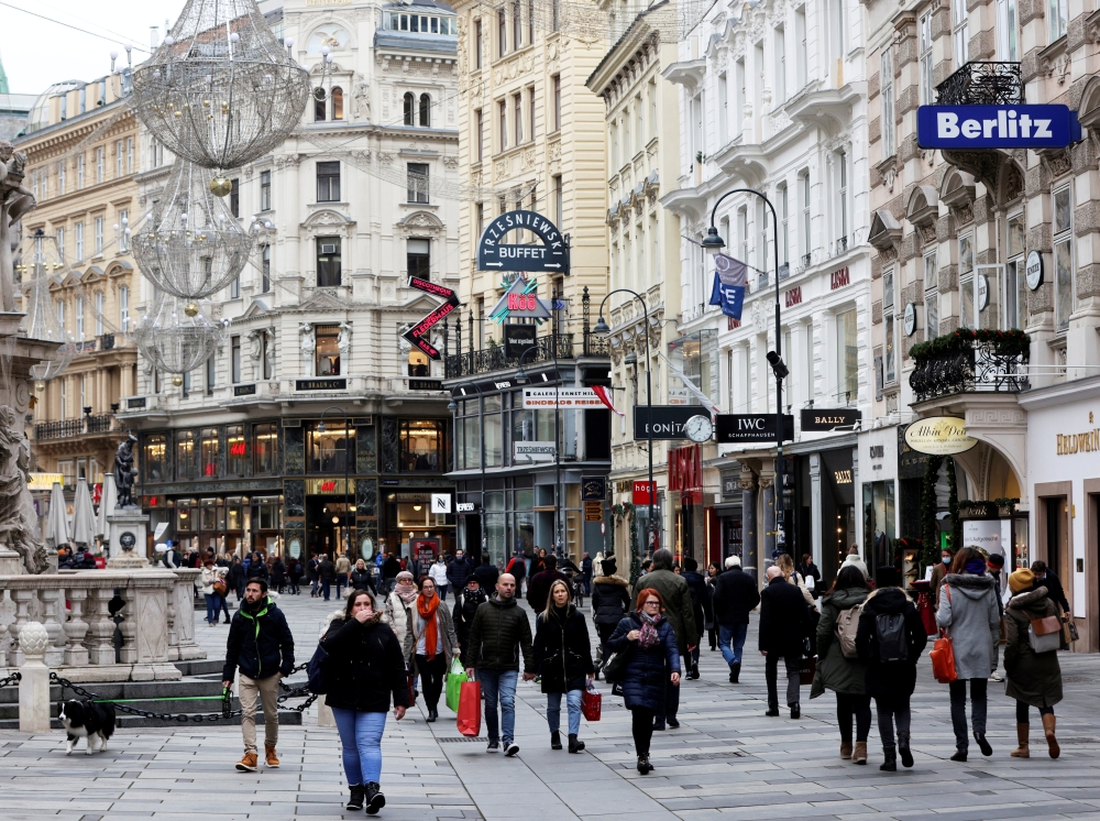 متسوقون في أحد شوارع فيينا