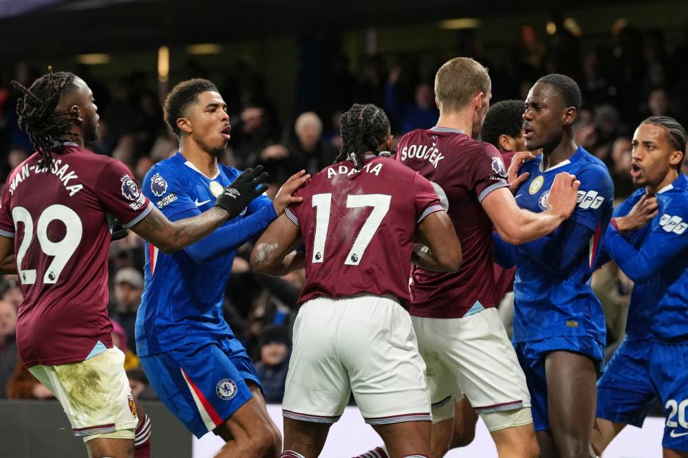 جانب من الشجار بين اللاعبين 