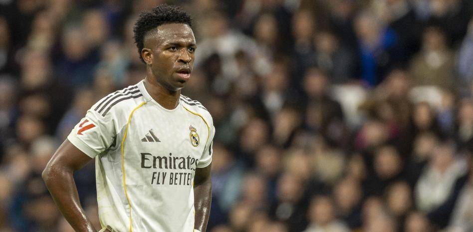 «موزة فينيسيوس» تتسبب بعقوبة مالية ومنع دخول الملاعب لمدة سنة