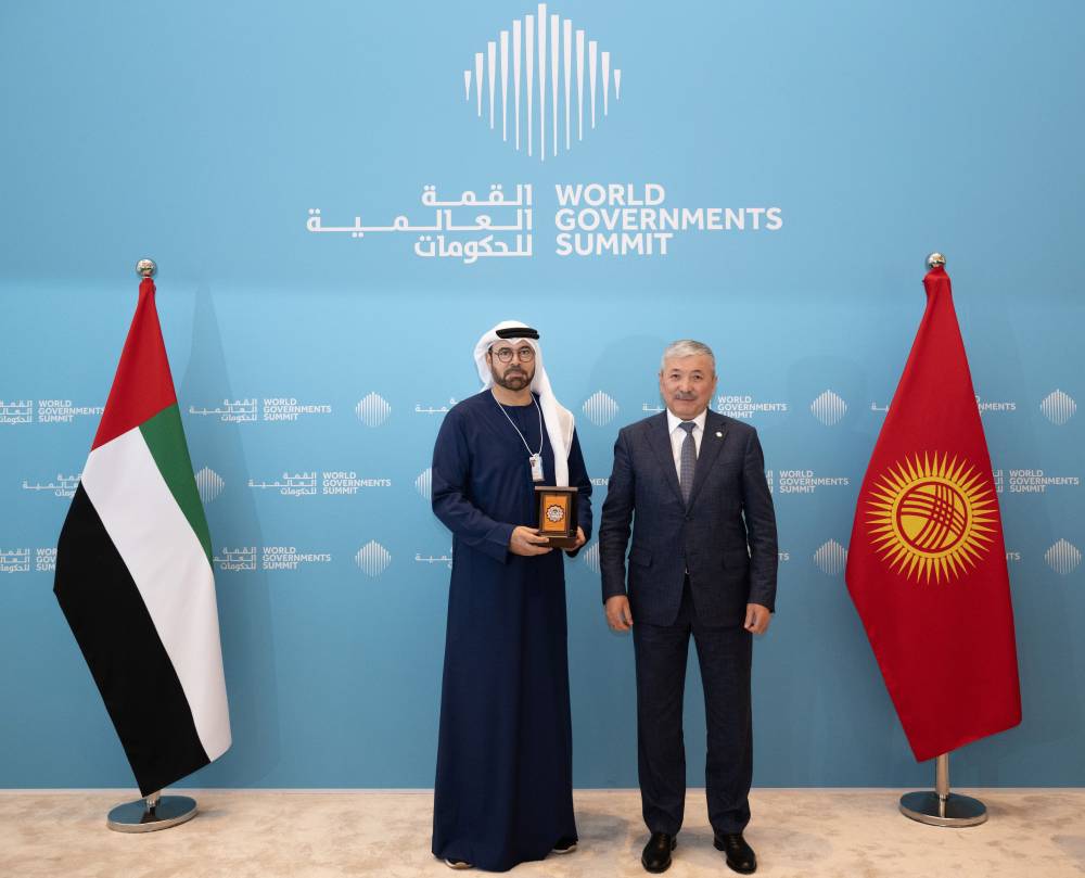 رئيس قرغيزستان يمنح محمد القرقاوي وسام الصداقة الرئاسي