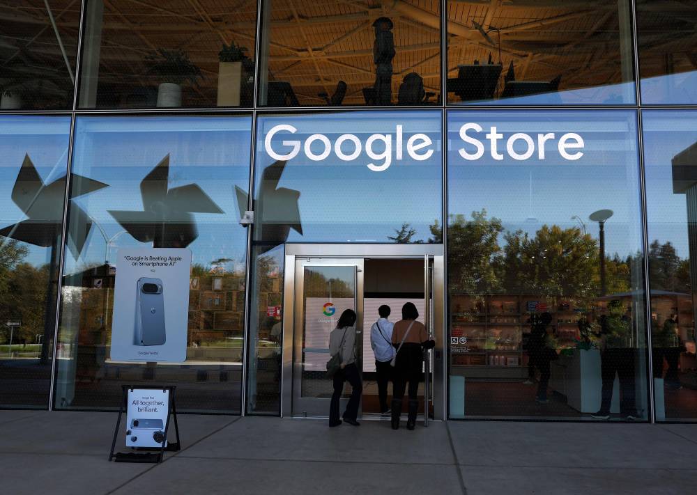متسوقون يدخلون متجر جوجل في ماونتن فيو، كاليفورنيا الأمريكية (أ.ف.ب)

