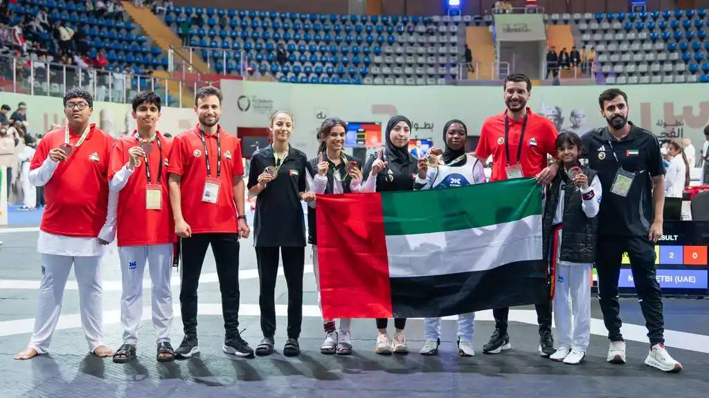 الأبطال يحتفلون بعلم الإمارات