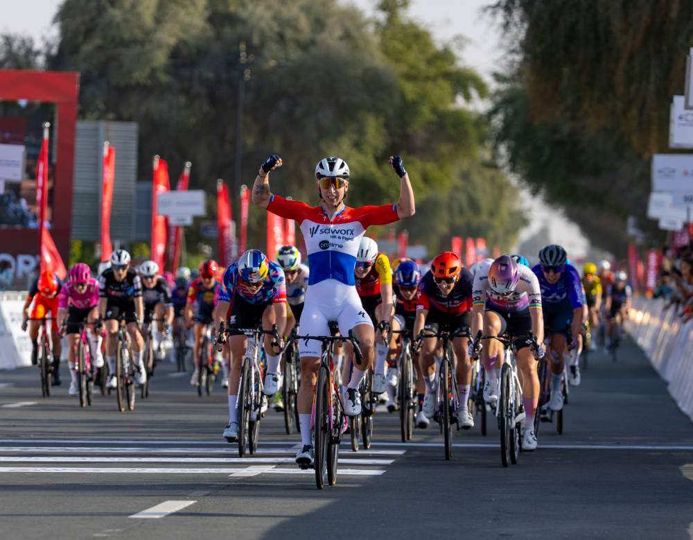 لورينا تحتفل عند خط النهاية