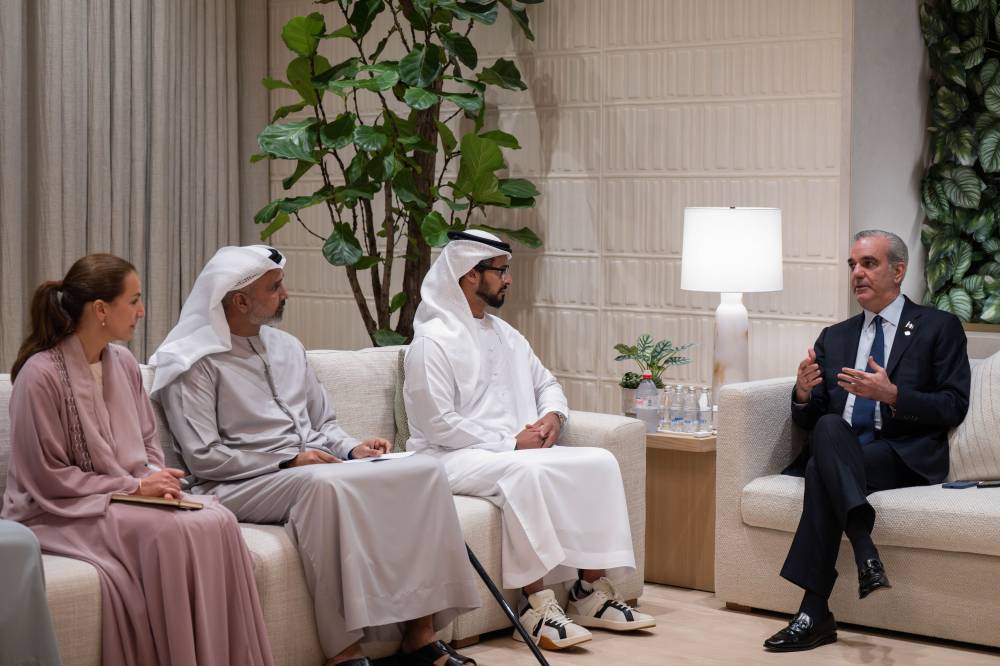 زايد بن حمدان في حديث مع لويس أبي نادر بحضور مريم المهيري  
