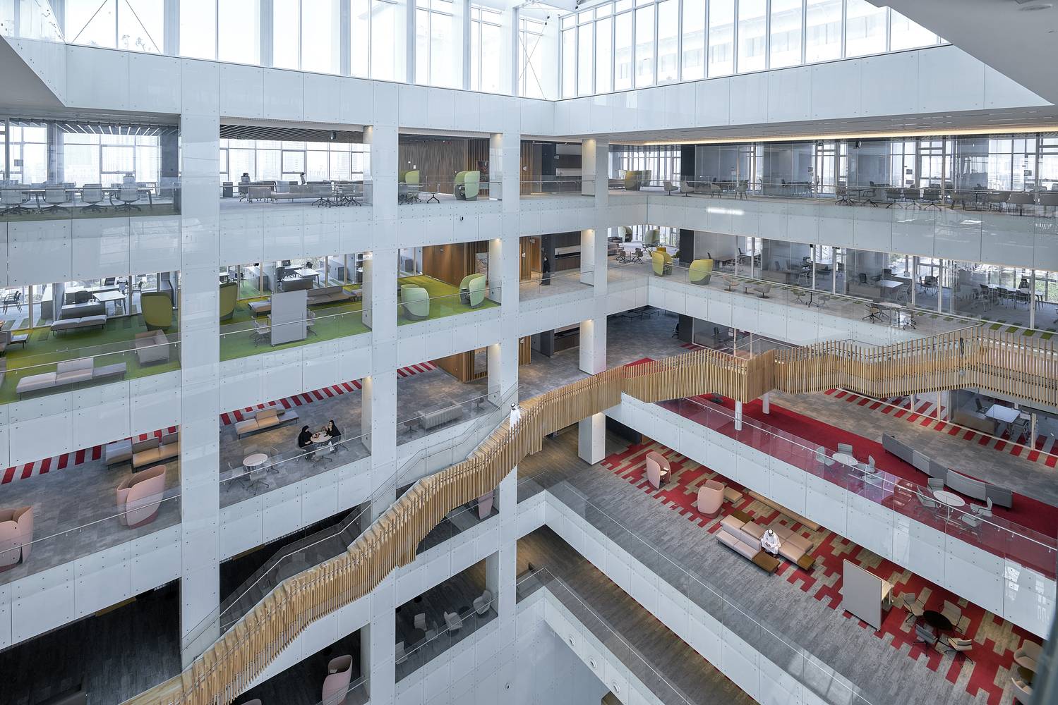 أكاديمية أنور قرقاش تفتح التقديم لدبلوم الدراسات العليا