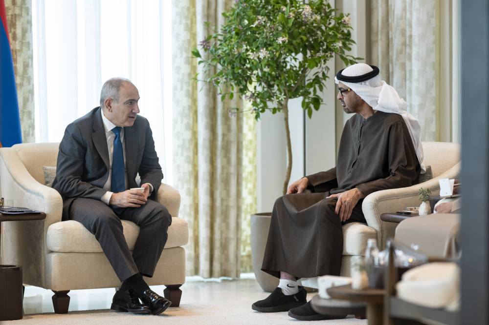 محمد بن زايد لدى استقباله رئيس وزراء أرمينيا