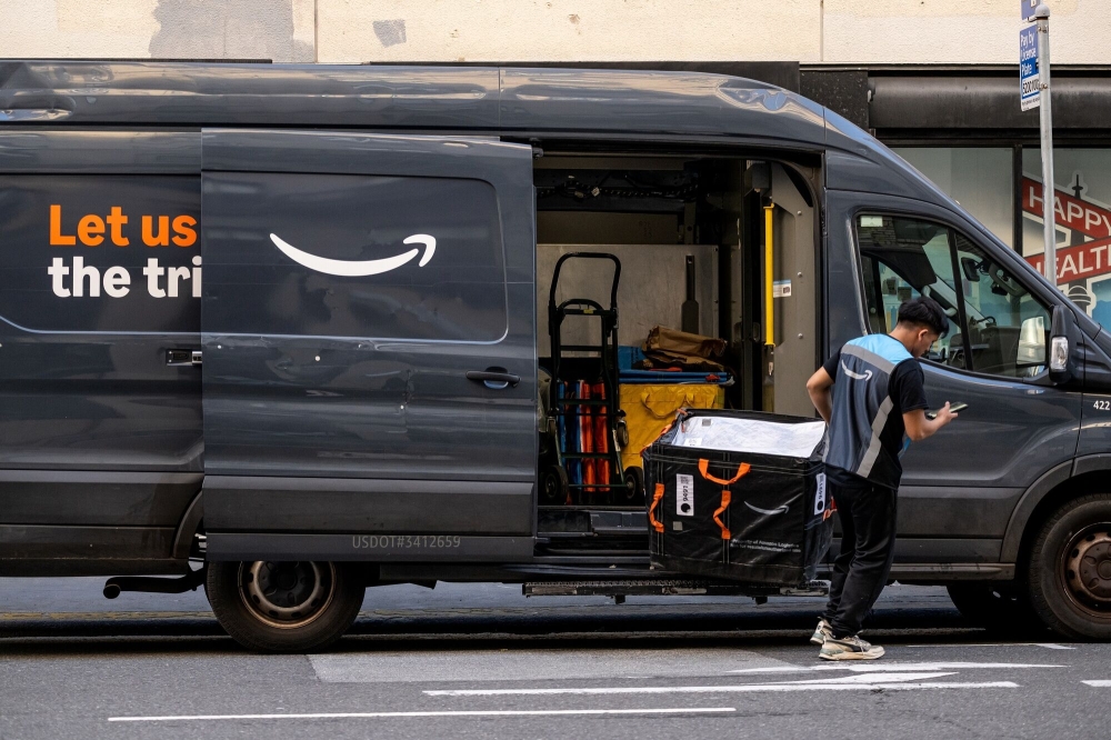 شاحنة توصيل لأمازون في لوس أنجلوس