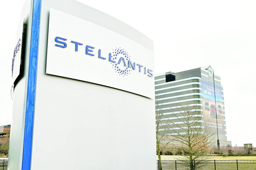 أسهم «ستيلانتيس» تهوي 20% بعد خسارة 26 مليار دولار في إعادة هيكلة أعمالها