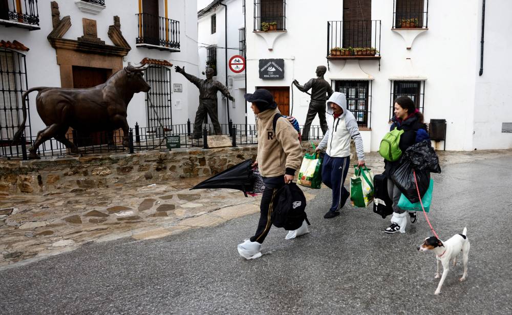 إسبانيا تجلي الآلاف وسط تحذيرات من «قطار عواصف»