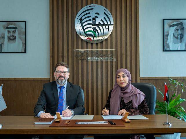تفاهم بين «الصحفيين الإماراتية» ومركز باحثي الإمارات